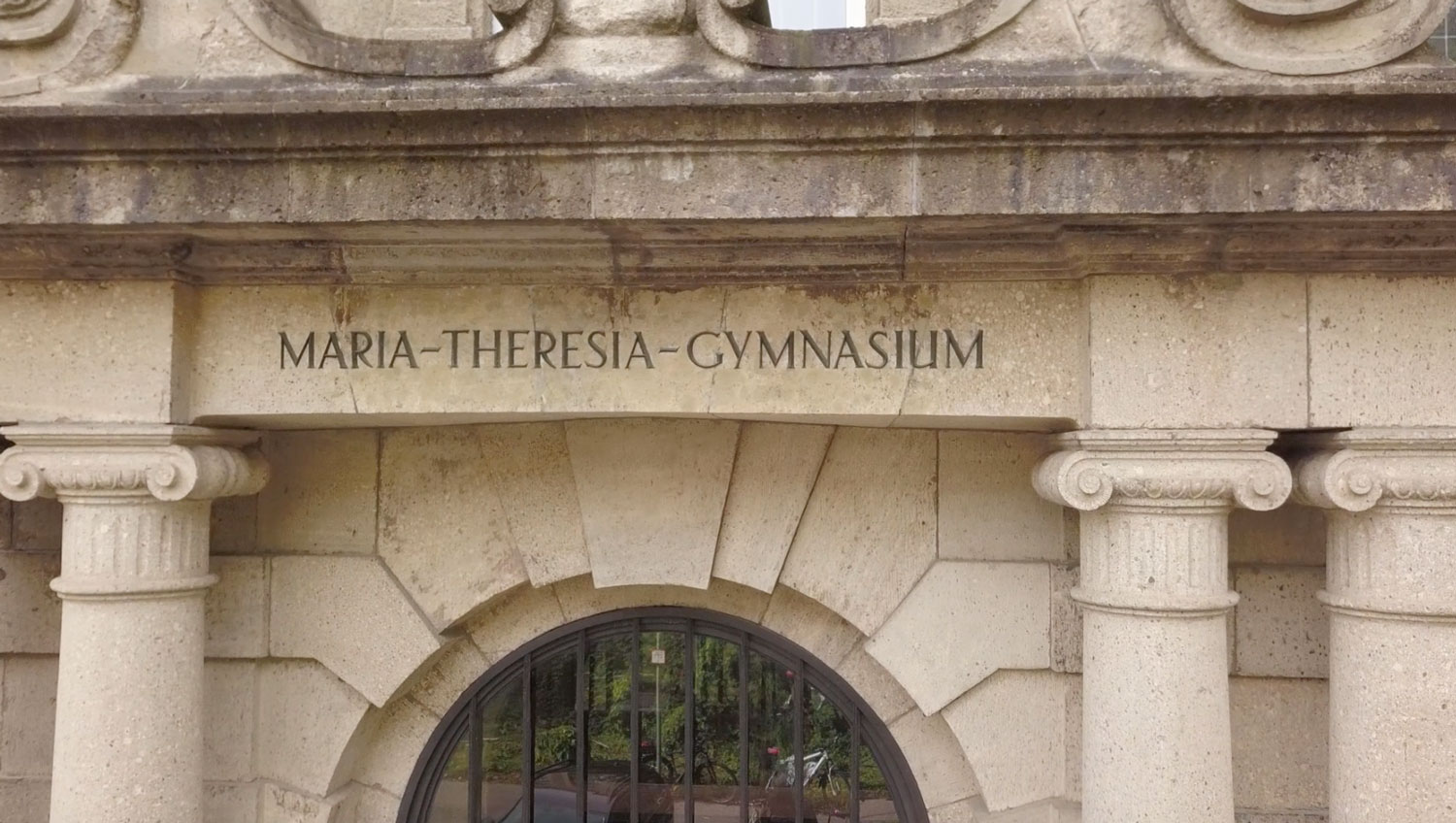 Eingang des Schulgebäudes in Augsburg mit dem Schriftzug Maria-Theresia-Gymnasium